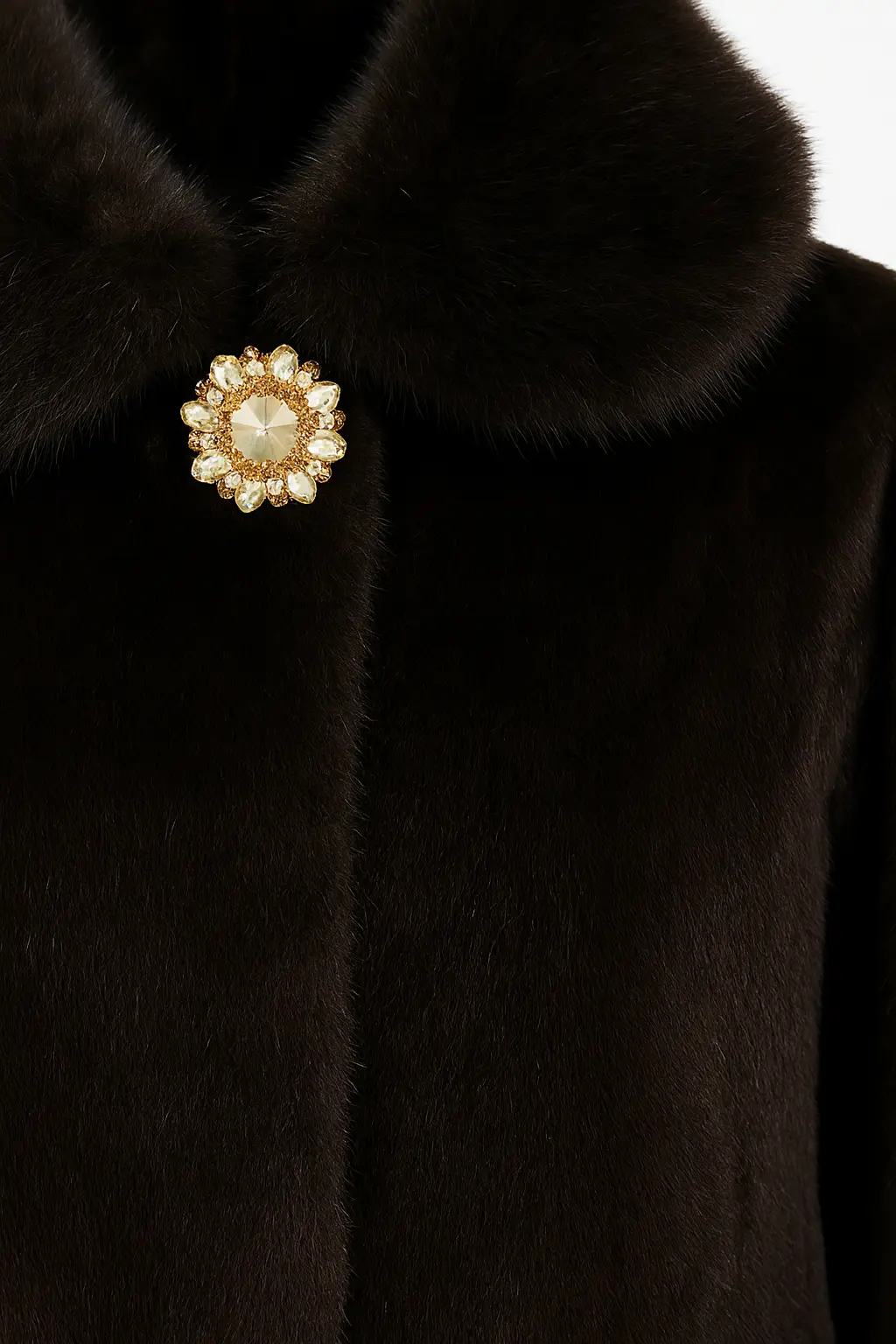 Pelliccia con bottone gioiello DORABELLA