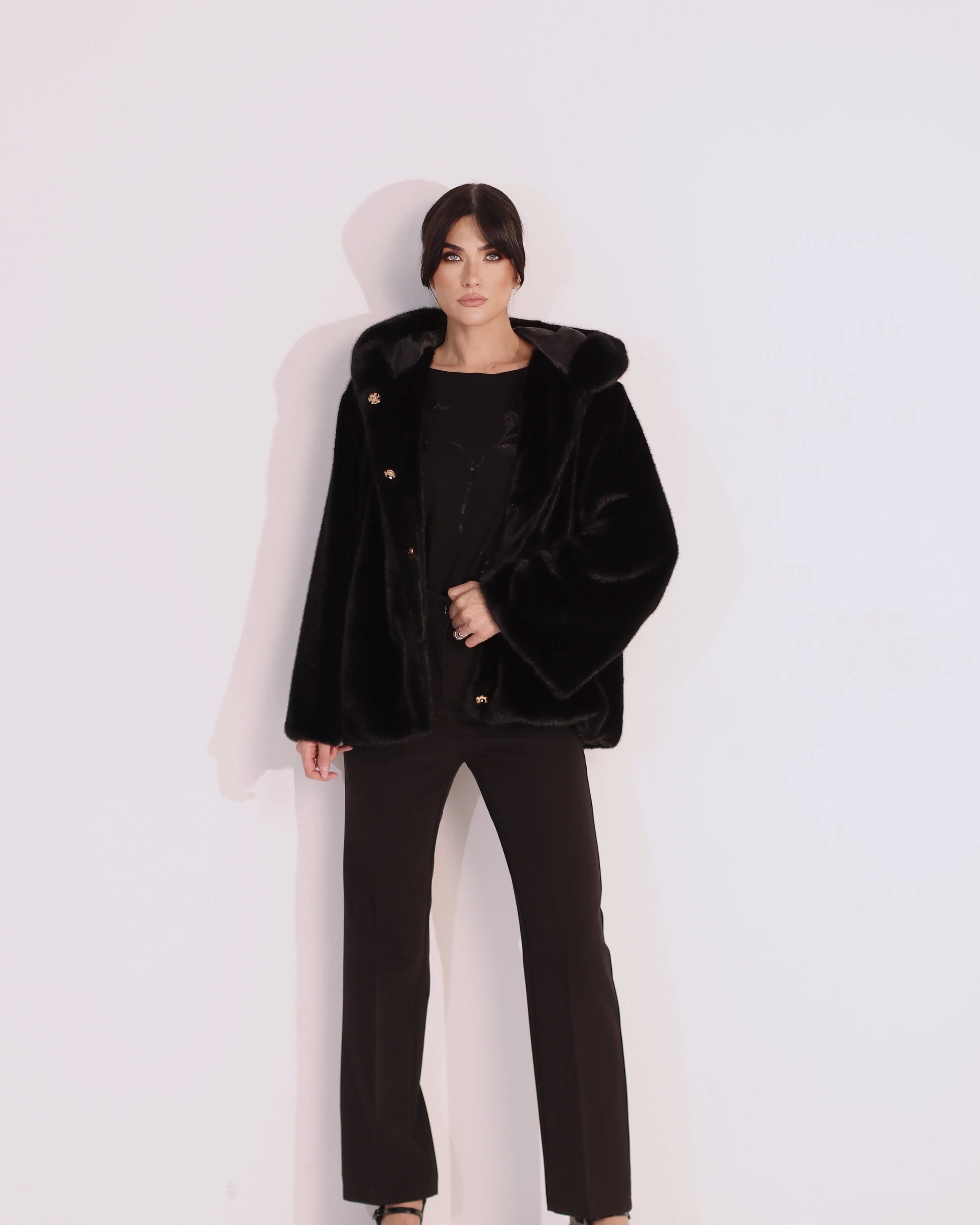 Pelliccia corta con cappuccio DORABELLA