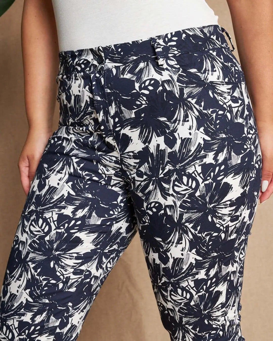 Pinocchietto in twill di cotone elasticizzato con fantasia floreale. BLU DORABELLA