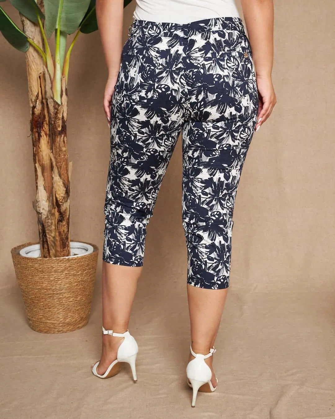 Pinocchietto in twill di cotone elasticizzato con fantasia floreale. BLU DORABELLA