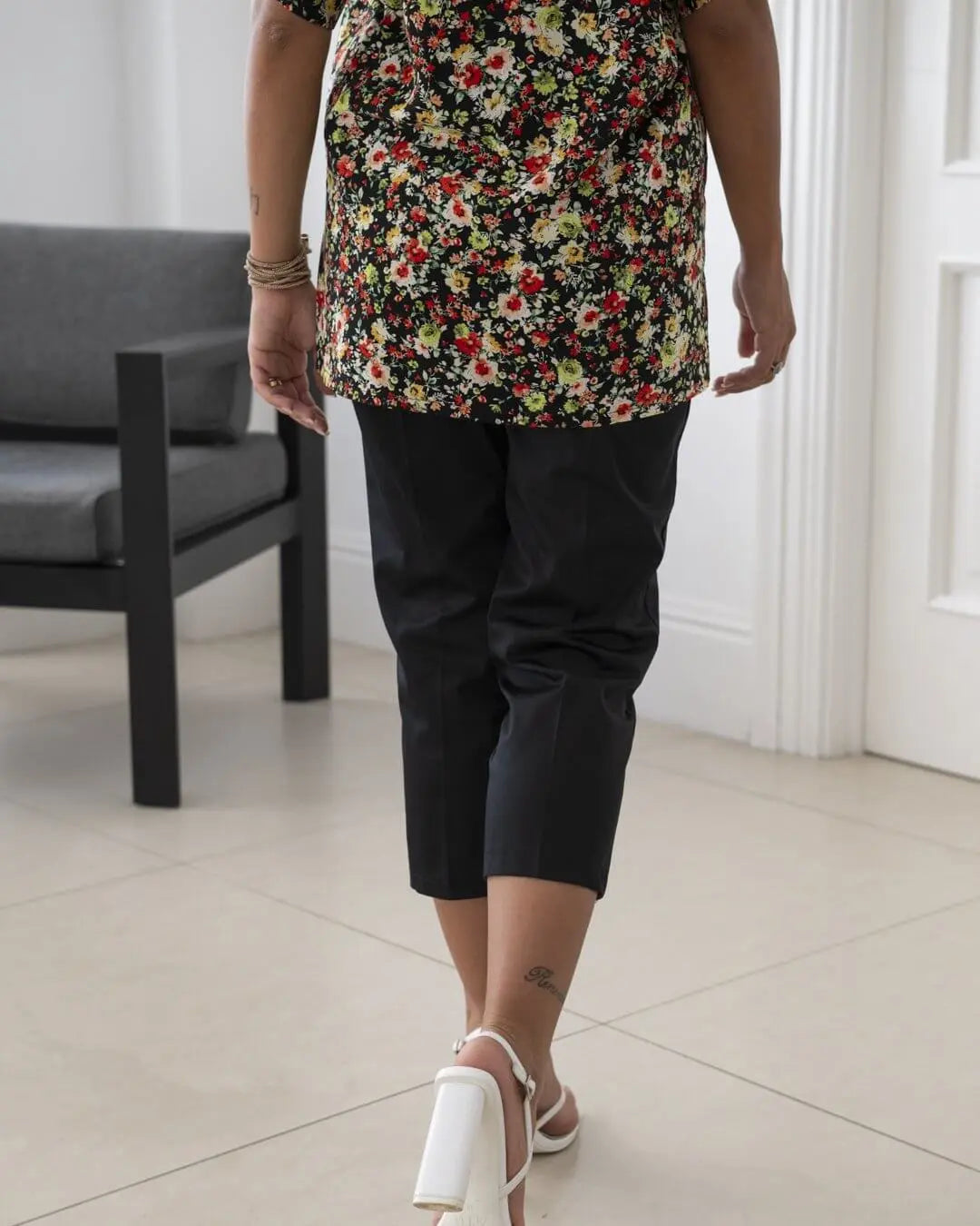 Pinocchietto in twill di cotone elasticizzato tinta unita con chiusura zip. NERO DORABELLA