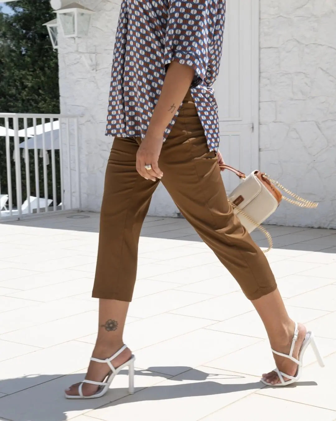 Pinocchietto in twill di cotone elasticizzato tinta unita con chiusura zip. TABACCO DORABELLA XXL