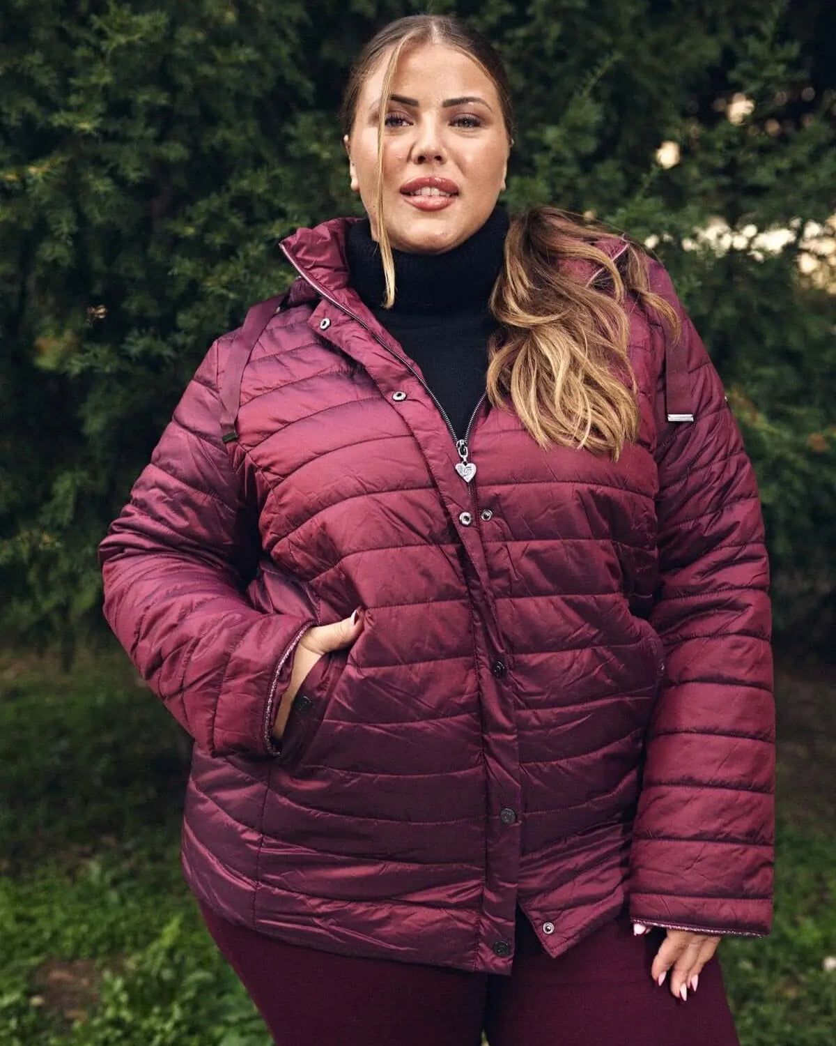 Piumino con cappuccio, zip e bottoni BURGUNDY DORABELLA EASY PIÙ 49