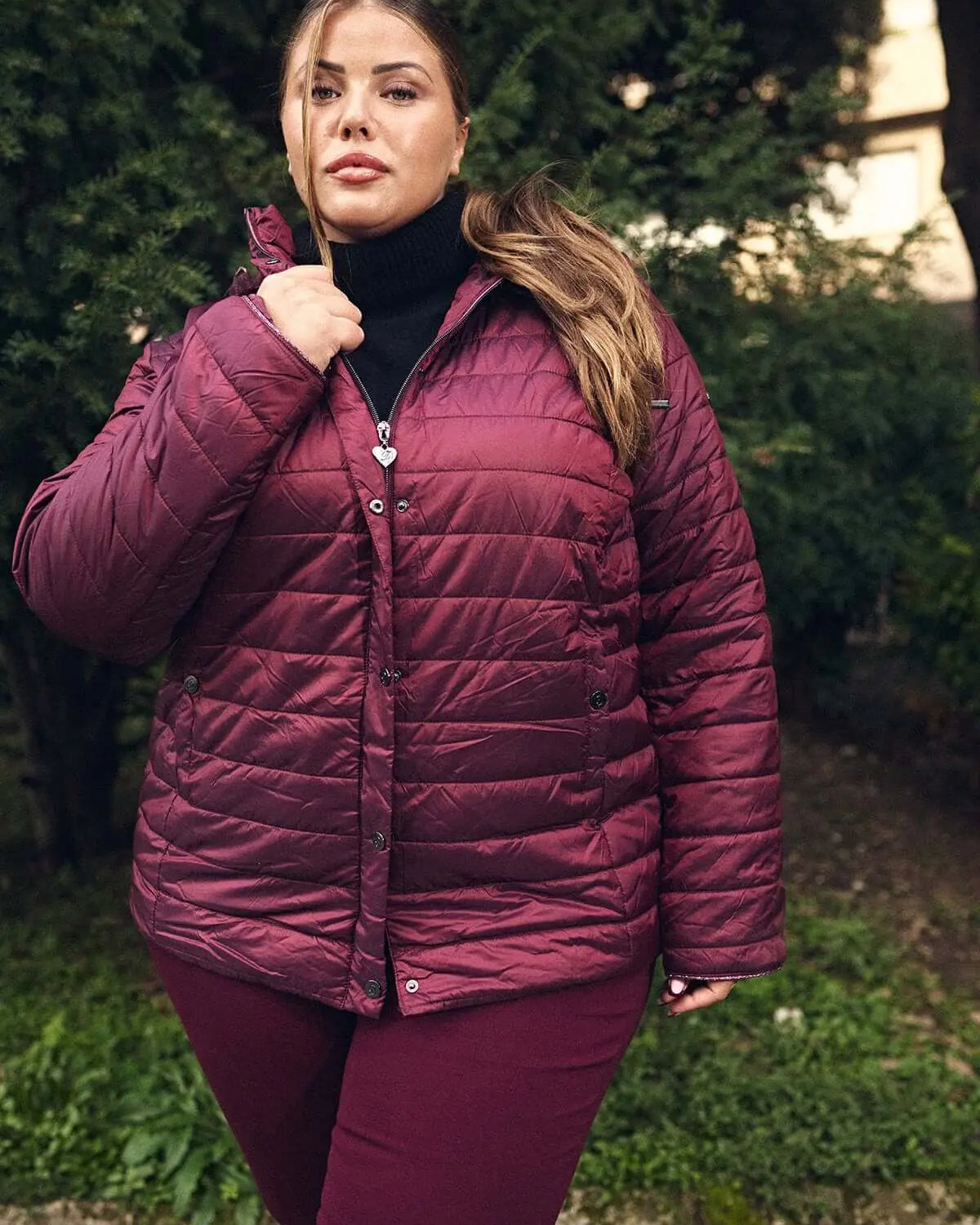 Piumino con cappuccio, zip e bottoni BURGUNDY DORABELLA EASY PIÙ