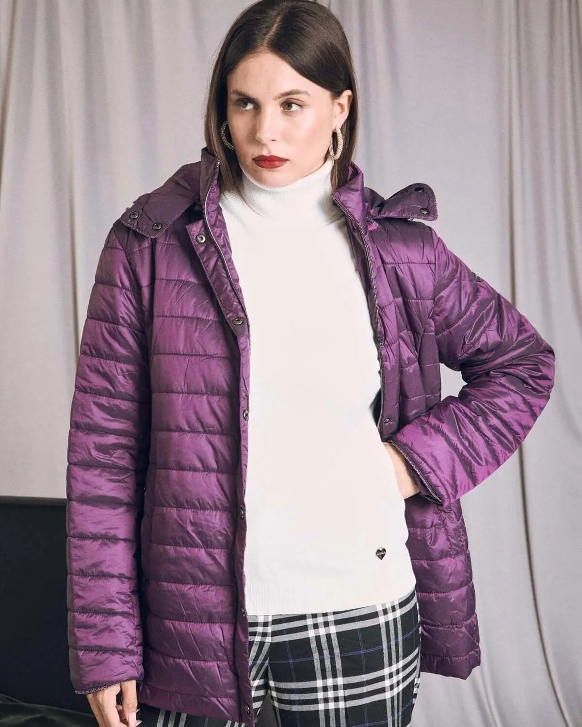 Piumino leggero in nylon trapuntato con cappuccio PRUGNA DORABELLA EASY