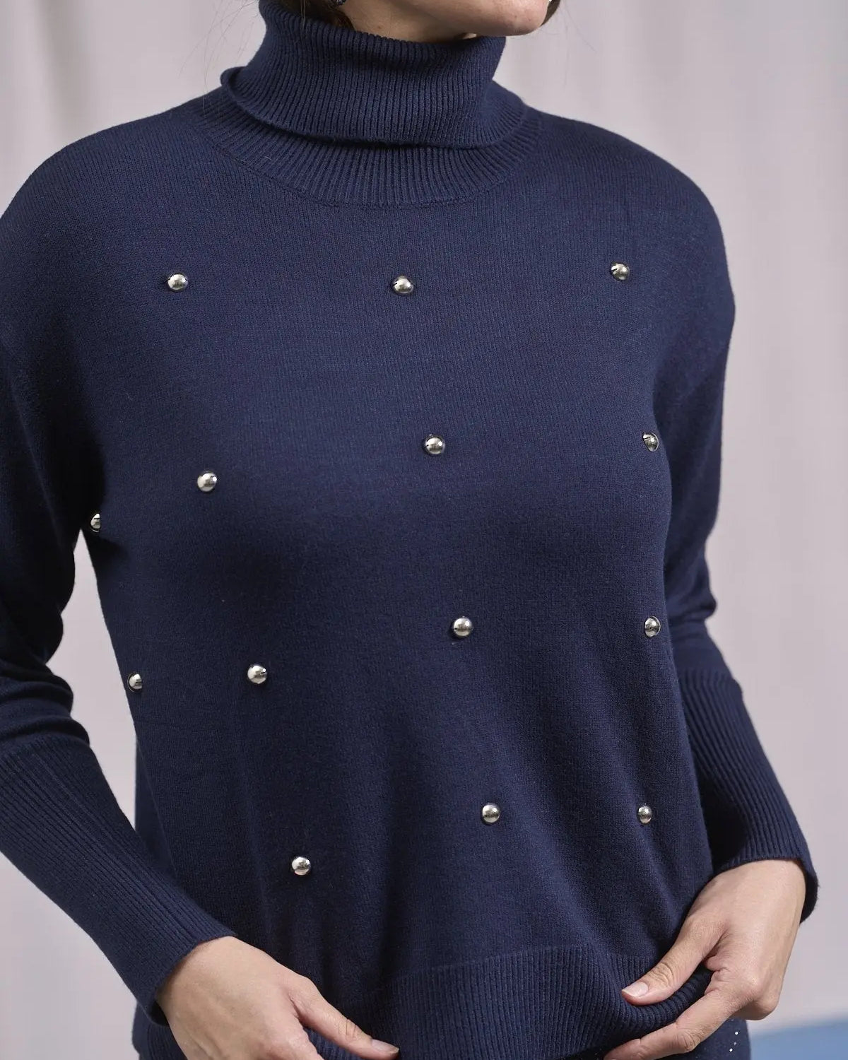 Pull a collo alto con borchie frontali BLU IRONICA