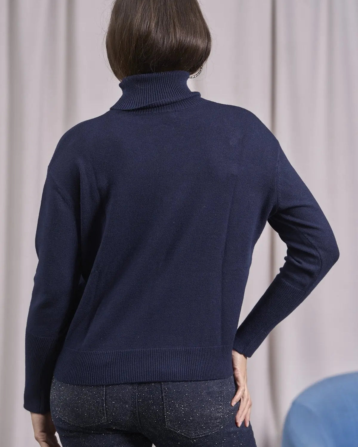 Pull a collo alto con borchie frontali BLU IRONICA