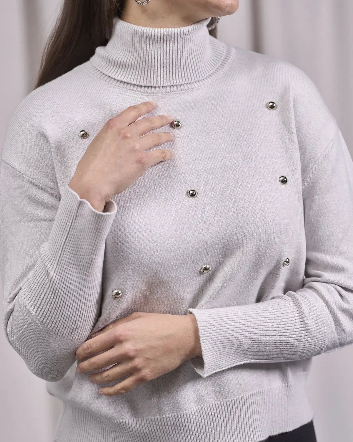 Pull a collo alto con borchie frontali GRIGIO PERLA IRONICA