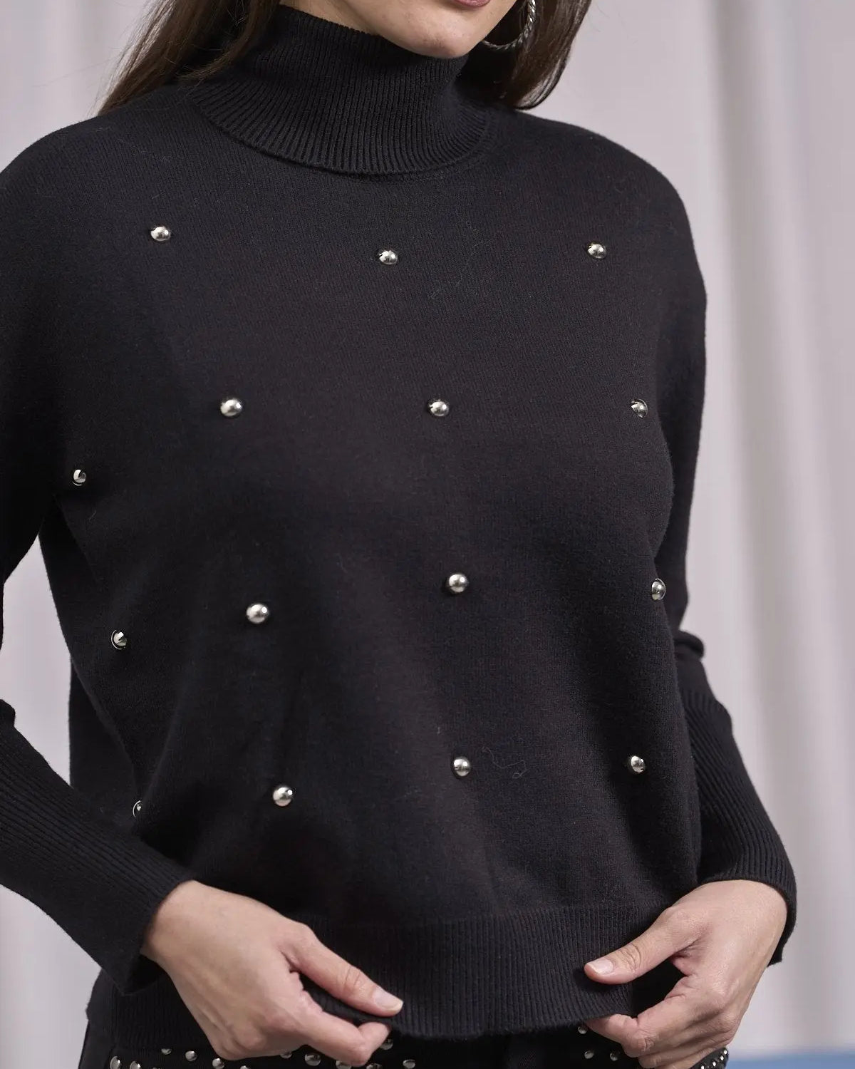 Pull a collo alto con borchie frontali NERO IRONICA