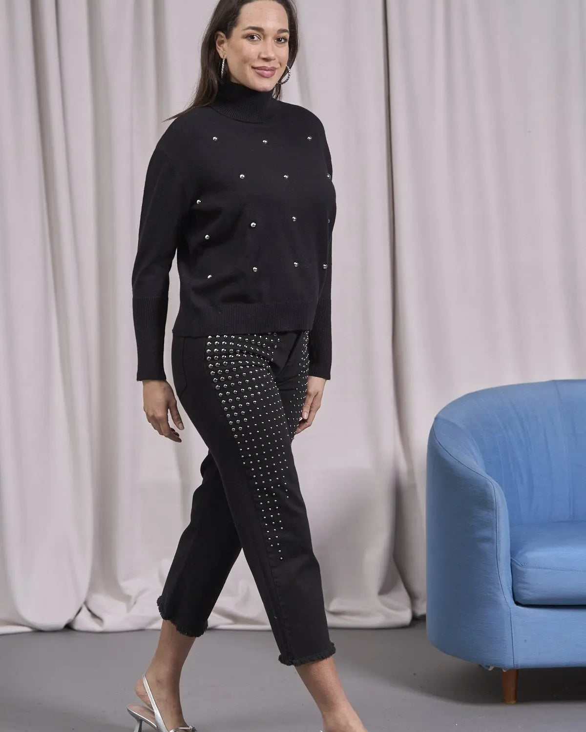 Pull a collo alto con borchie frontali NERO IRONICA