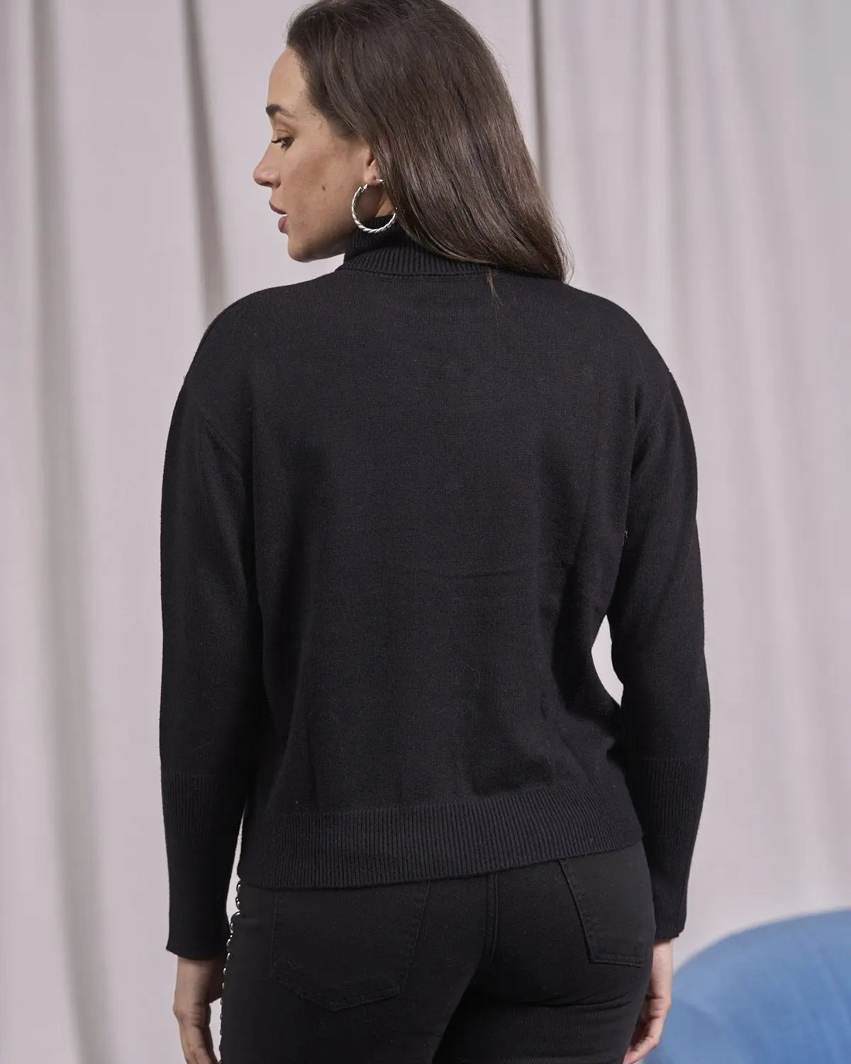 Pull a collo alto con borchie frontali NERO IRONICA