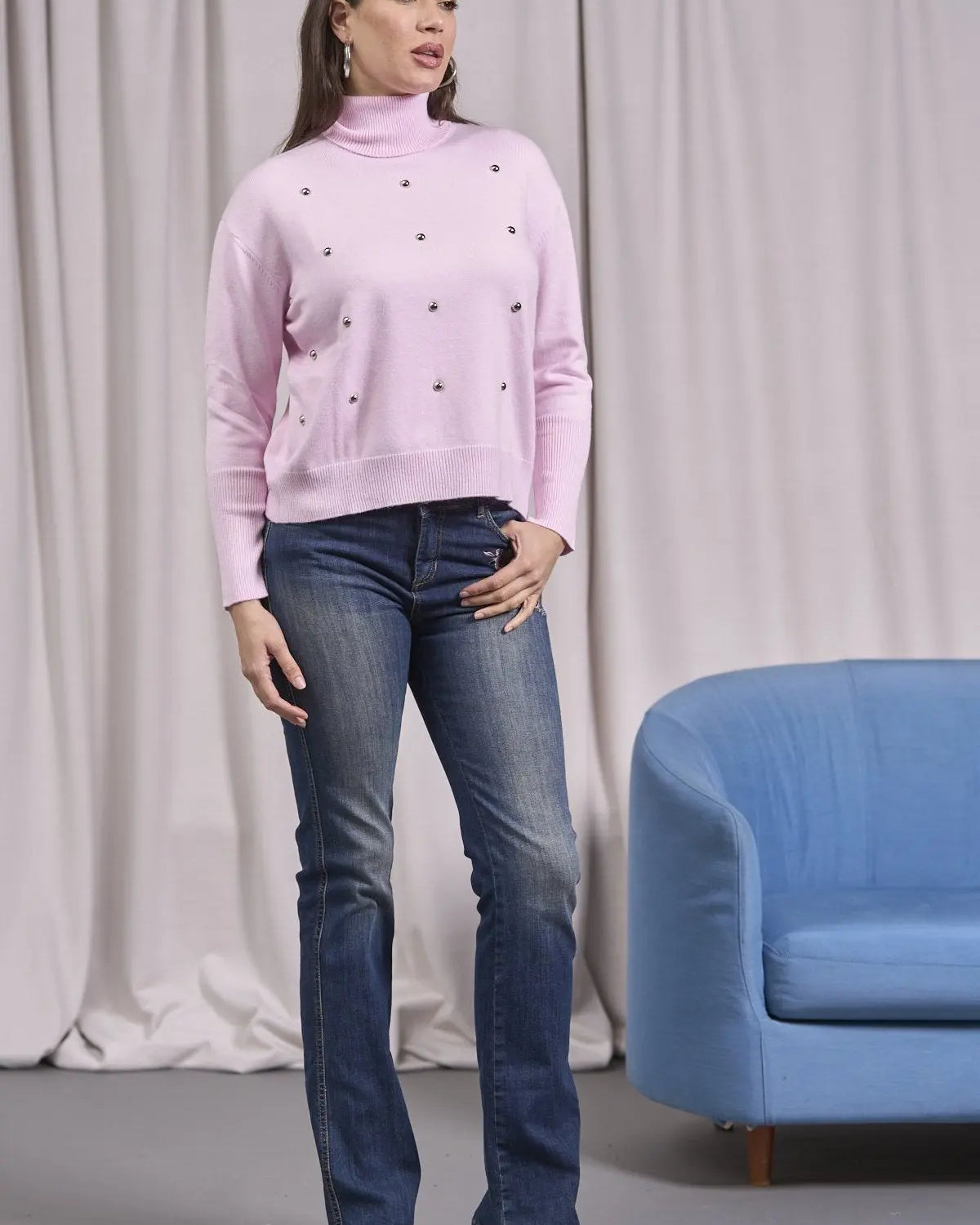 Pull a collo alto con borchie frontali ROSA IRONICA