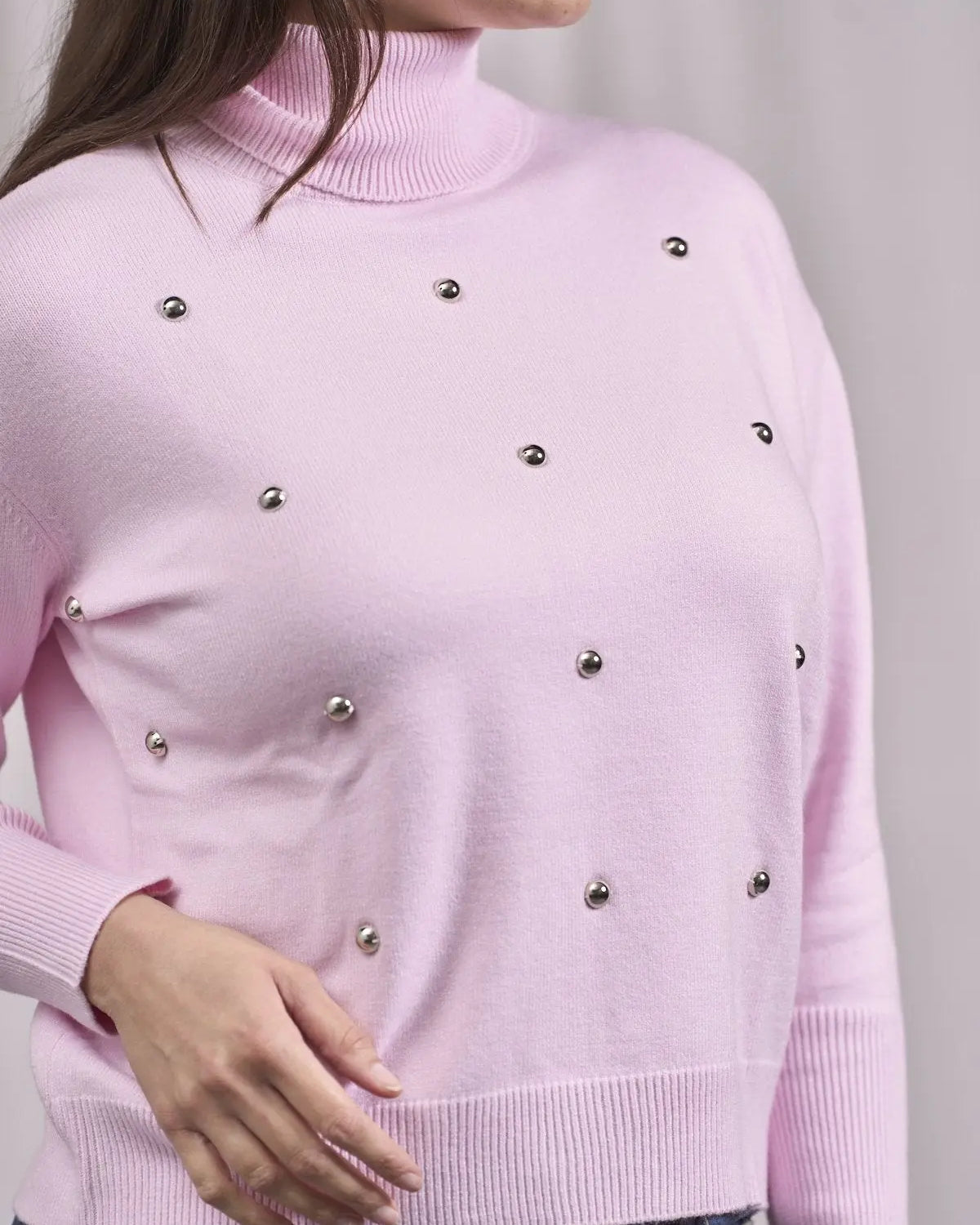 Pull a collo alto con borchie frontali ROSA IRONICA