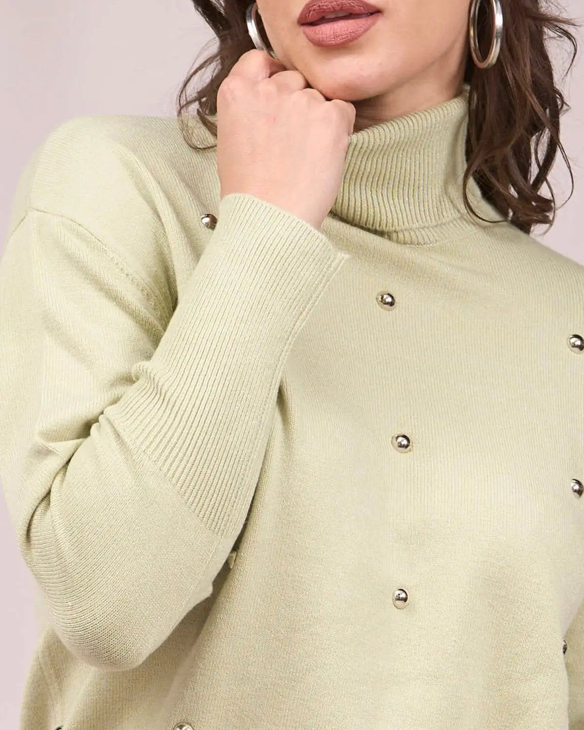 Pull a collo alto con borchie frontali VERDE IRONICA