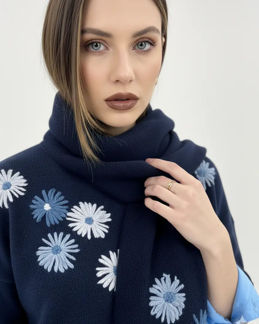 Sciarpa in maglia con fiori ricamati Dorabella