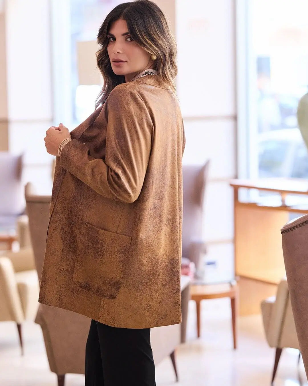 Spolverino tinta unita in tessuto effetto nabuk con tasche a toppa. CUOIO DORABELLA