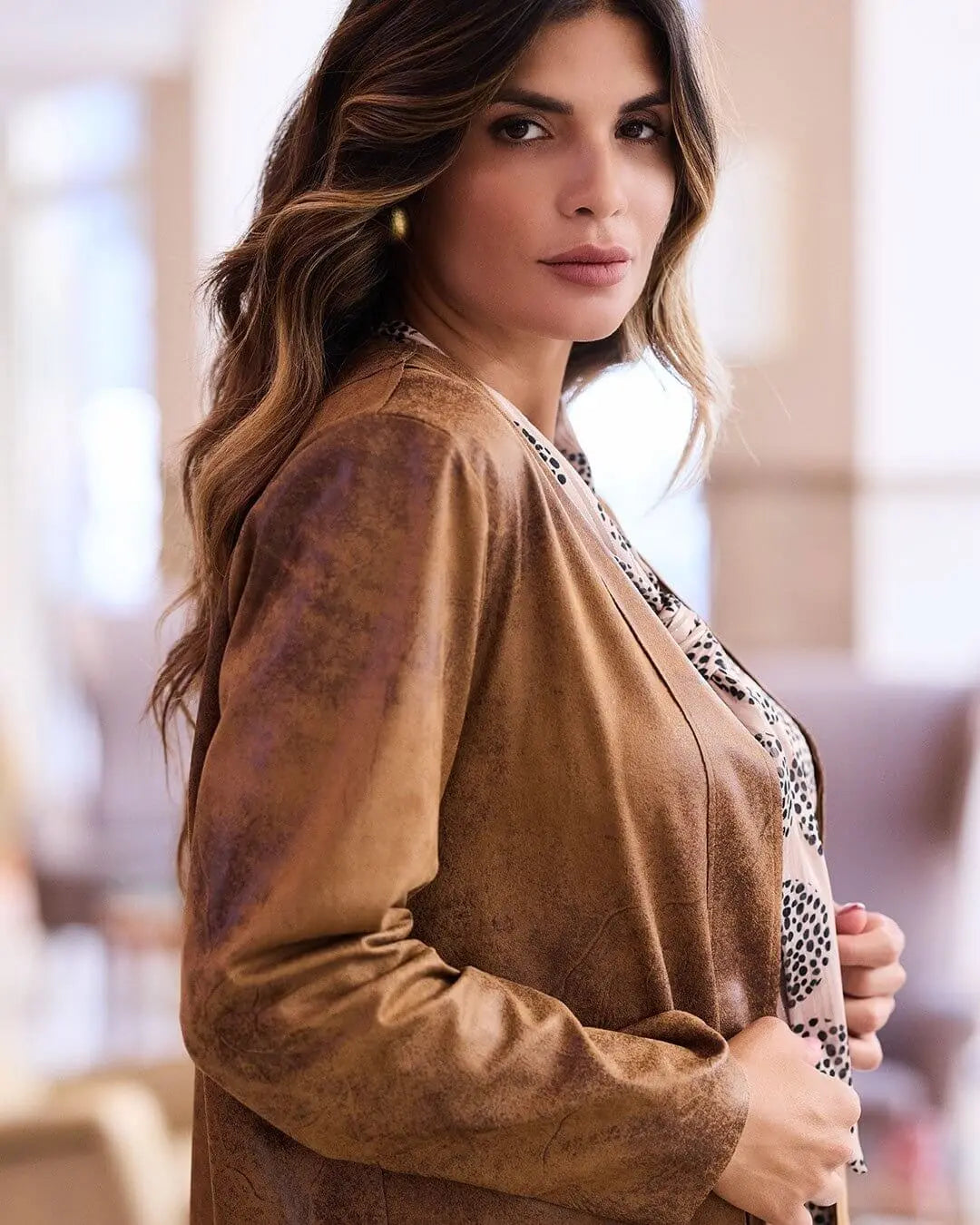 Spolverino tinta unita in tessuto effetto nabuk con tasche a toppa. CUOIO DORABELLA