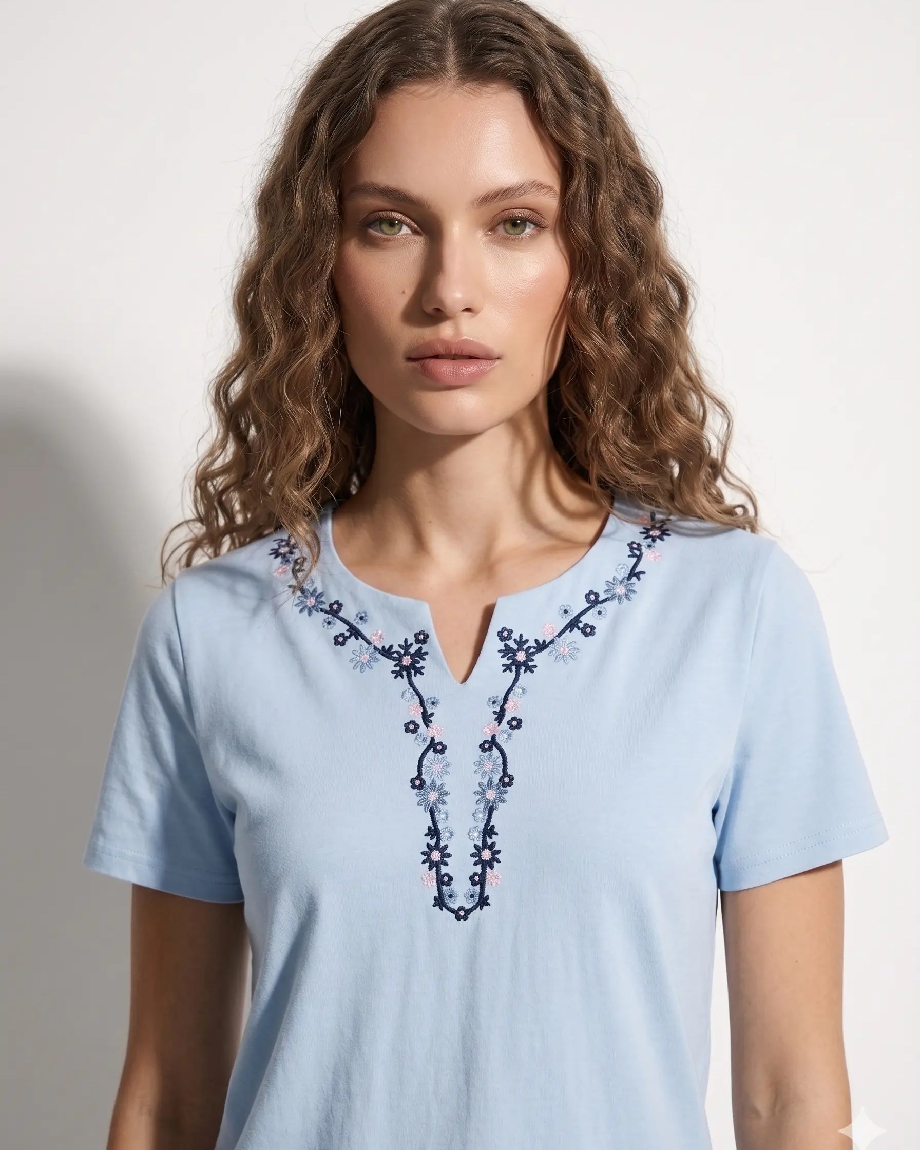 T-Shirt Scollo Ricamato DORABELLA