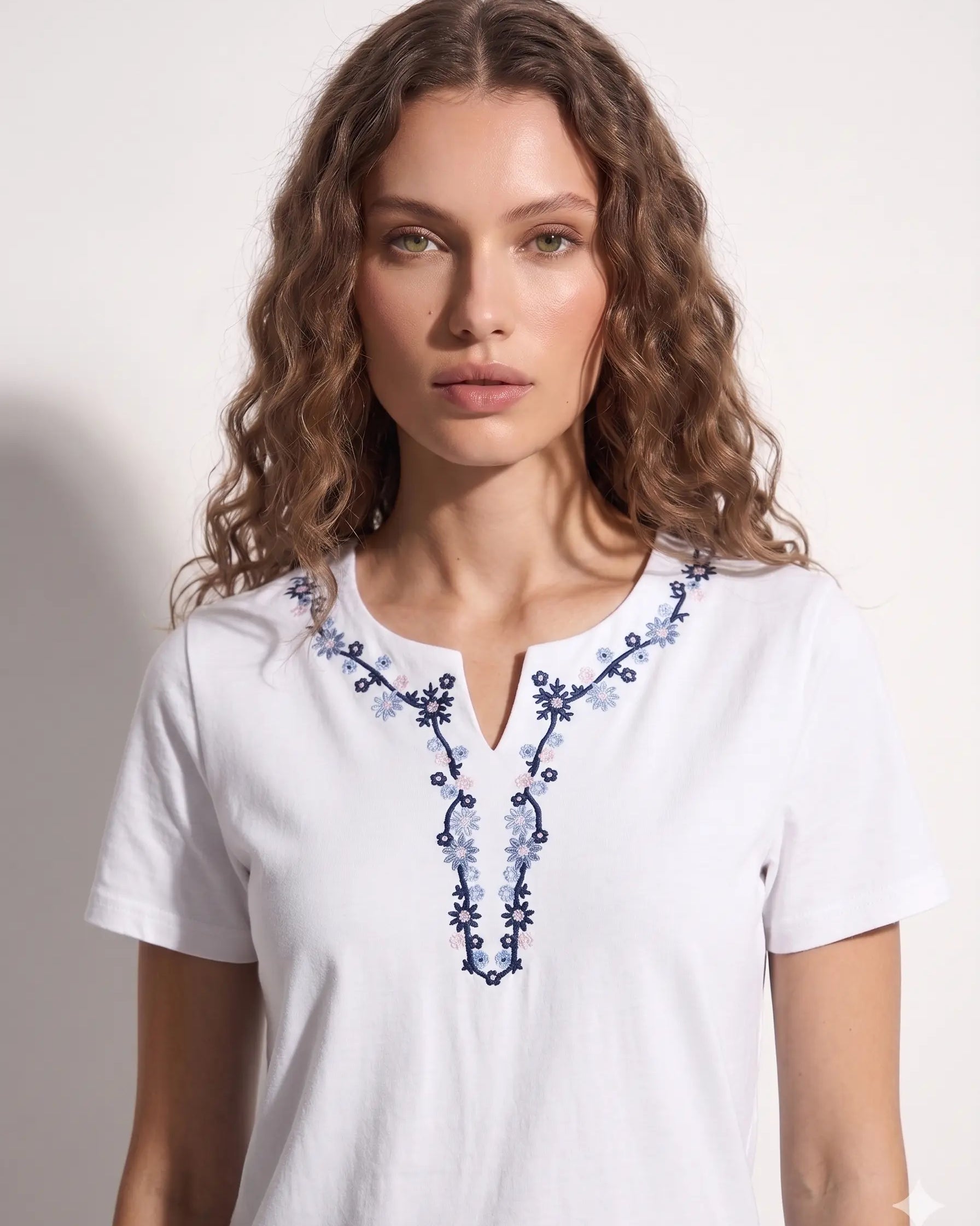 T-Shirt Scollo Ricamato DORABELLA