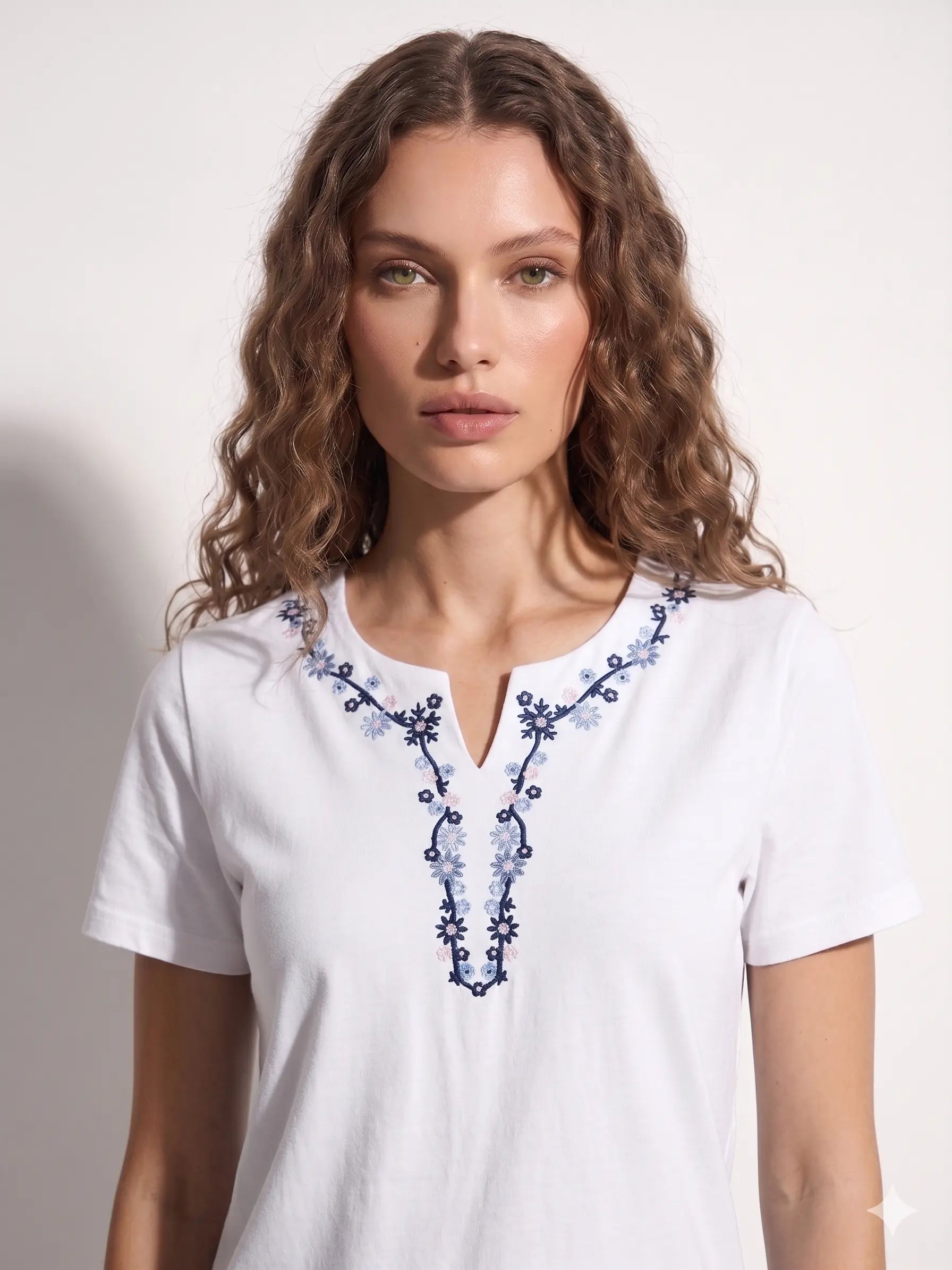 T-Shirt Scollo Ricamato DORABELLA