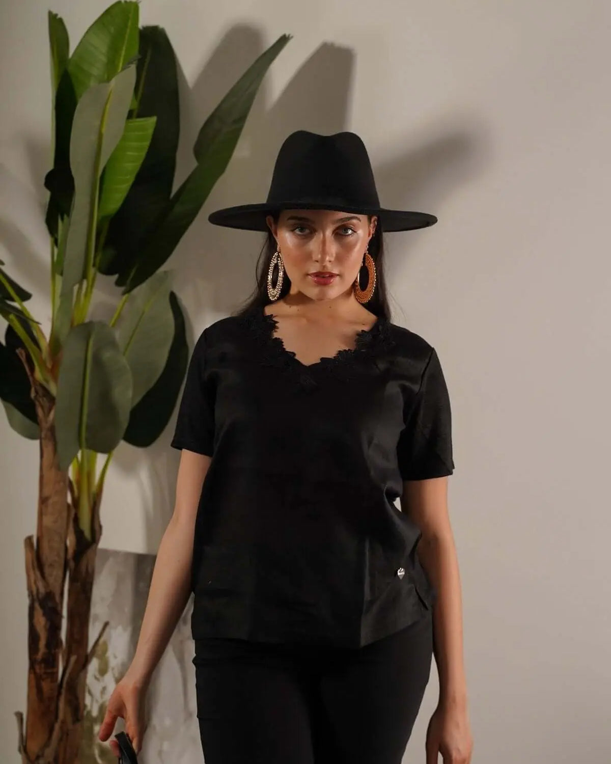 T-shirt combinata in lino e jersey melange con pizzo macramé sullo scollo a V BLACK DORABELLA