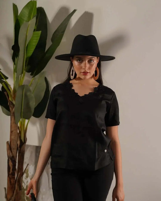 T-shirt combinata in lino e jersey melange con pizzo macramé sullo scollo a V BLACK DORABELLA