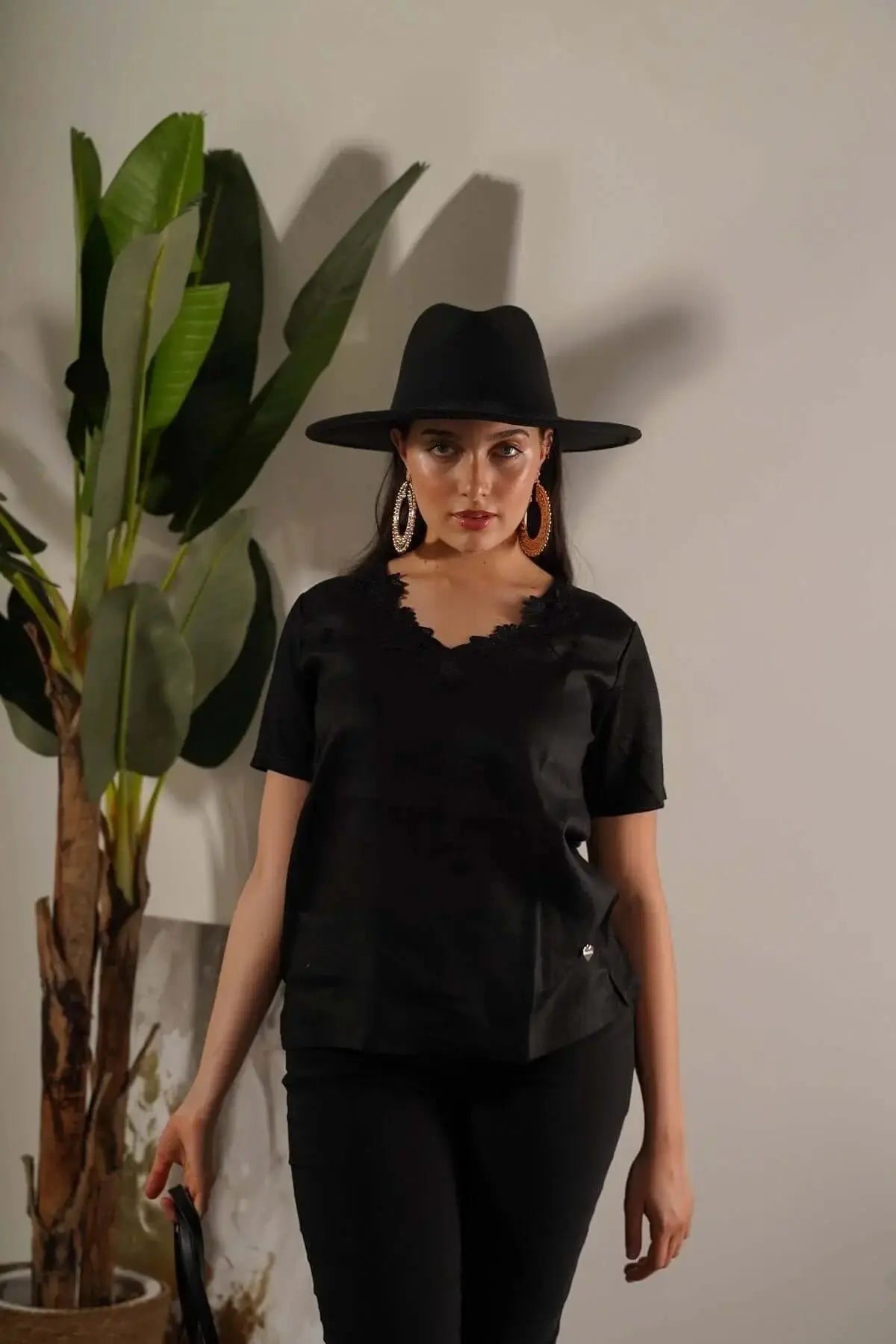 T-shirt combinata in lino e jersey melange con pizzo macramé sullo scollo a V BLACK DORABELLA