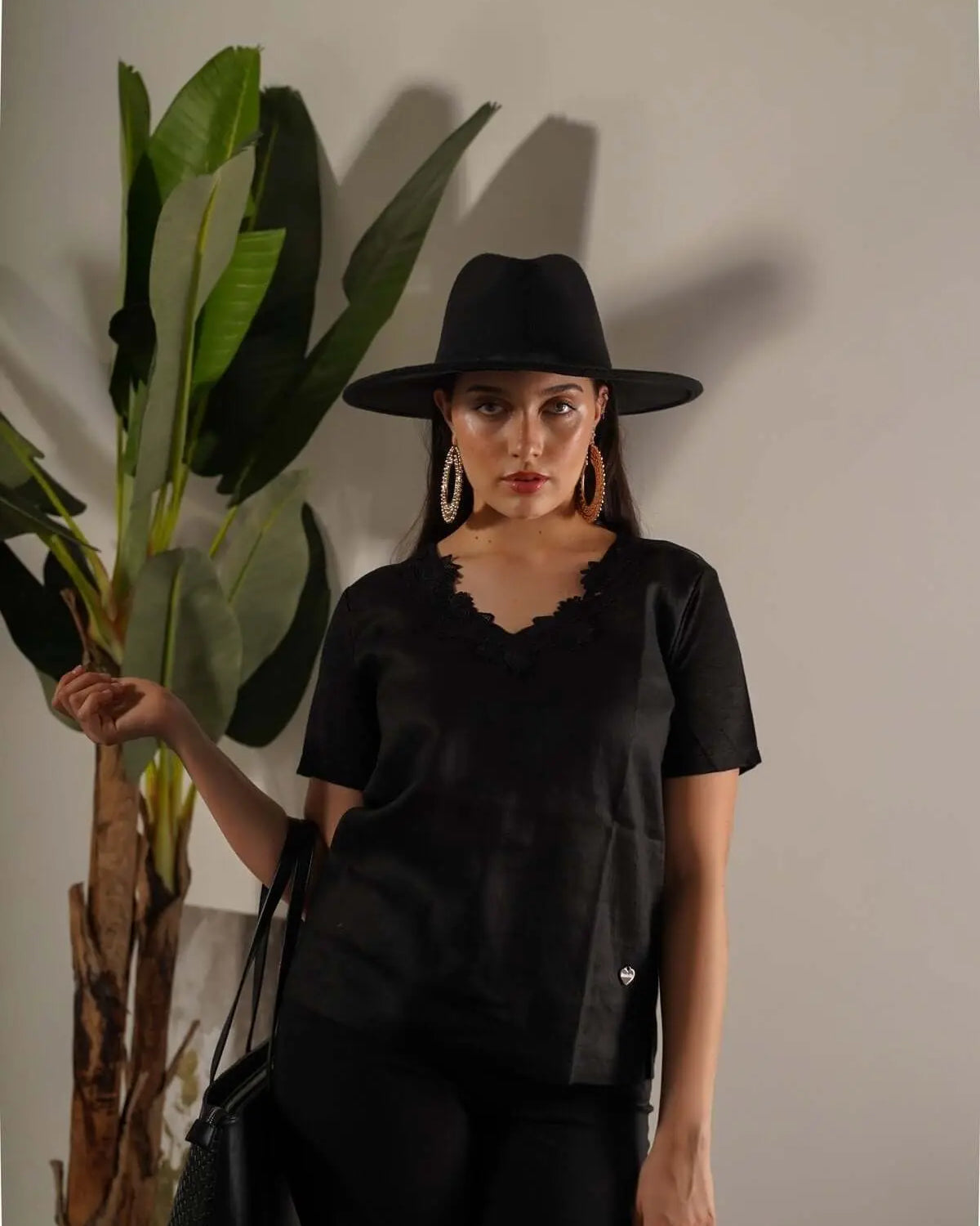 T-shirt combinata in lino e jersey melange con pizzo macramé sullo scollo a V BLACK DORABELLA XL