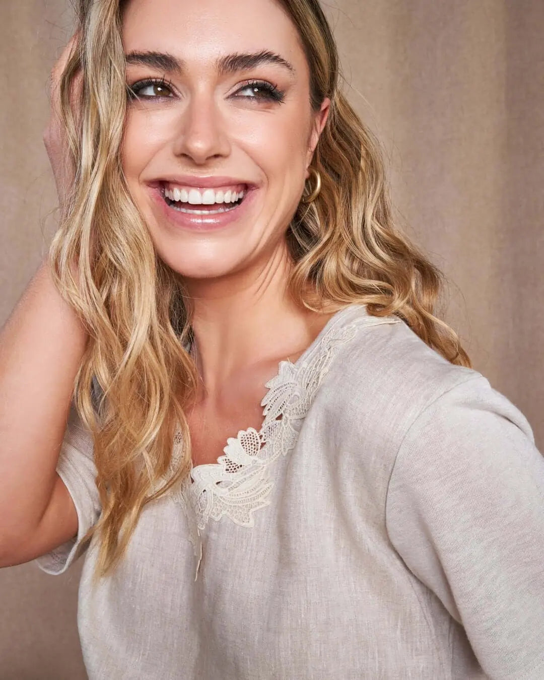 T-shirt combinata in lino e jersey melange con pizzo macramé sullo scollo a V NATURALE DORABELLA