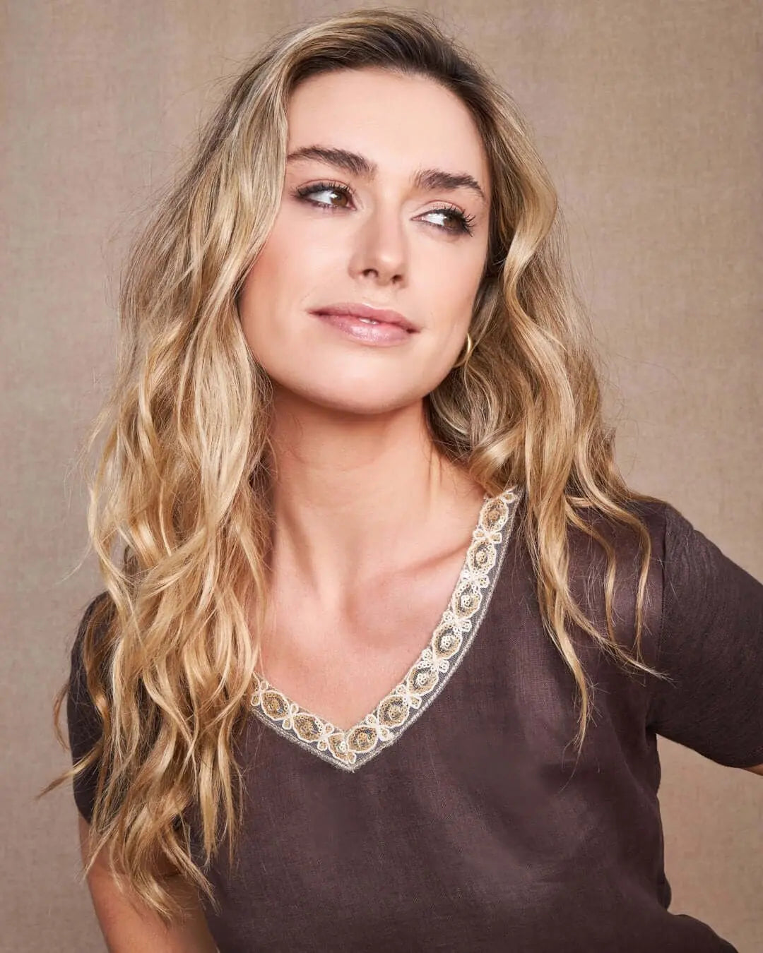 T-shirt combinata in lino e jersey melange con scollo a V con ricami di paillettes CACAO DORABELLA