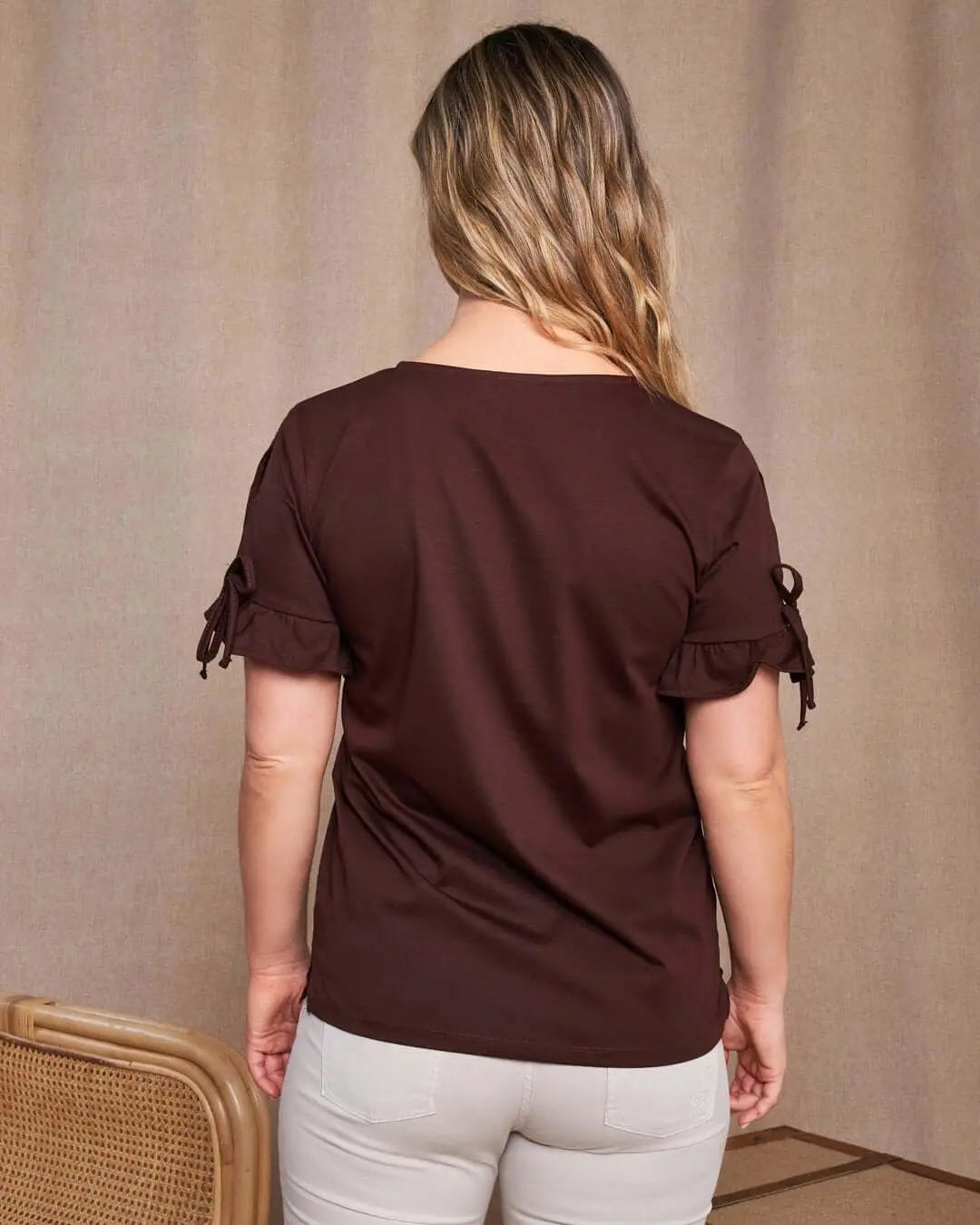 T-shirt girocollo in jersey di cotone e viscosa con fiocchi e rouches al fondo manica CACAO DORABELLA