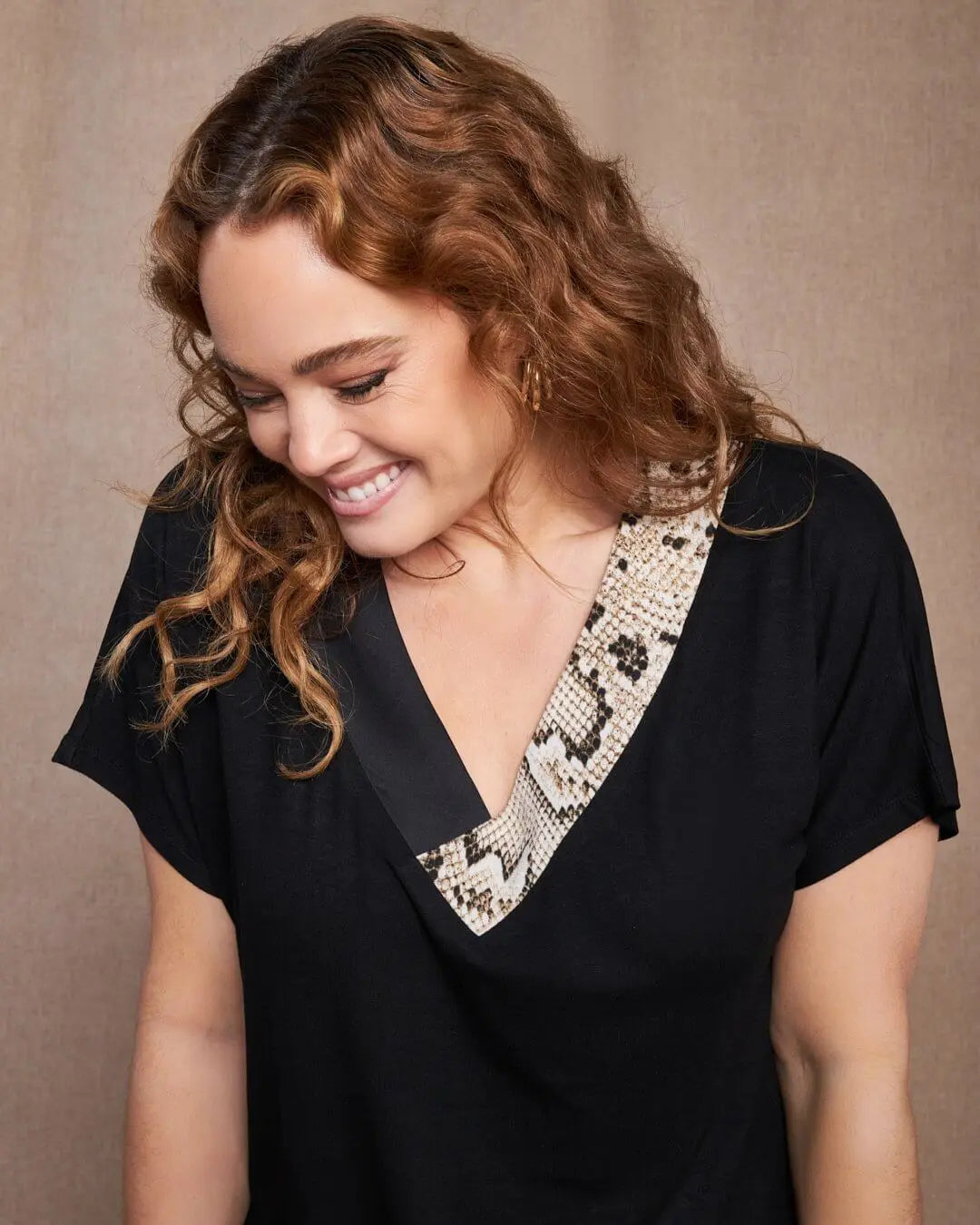 T-shirt kimono in jersey di viscosa elasticizzata con scollo a V con fantasia animalier BLACK DORABELLA PIU'