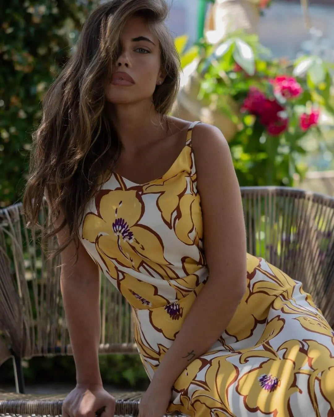 Top con spalline sottili in viscosa lucida con fantasia floreale. OCRA DORABELLA XL