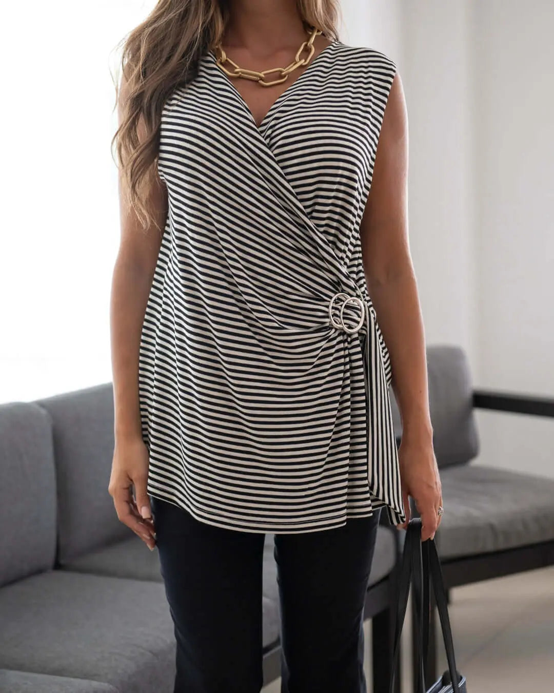 Top smanicato in misto viscosa lurex con fantasia a righe e dettaglio anelli in metallo. BIANCO-BLU DORABELLA