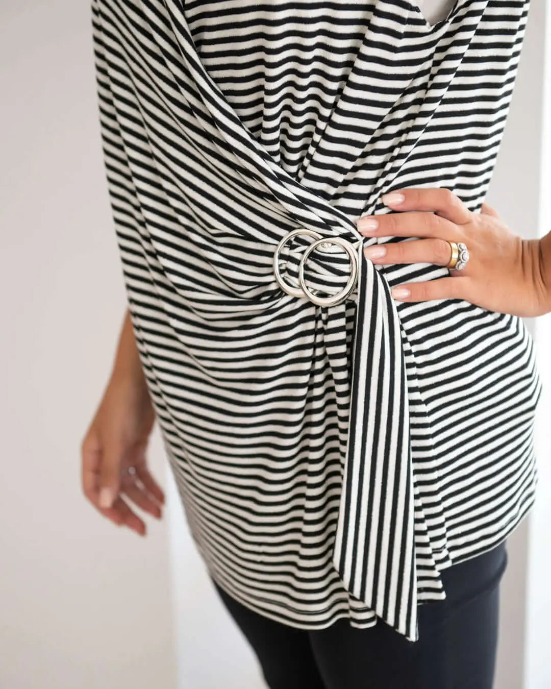 Top smanicato in misto viscosa lurex con fantasia a righe e dettaglio anelli in metallo. BIANCO-BLU DORABELLA