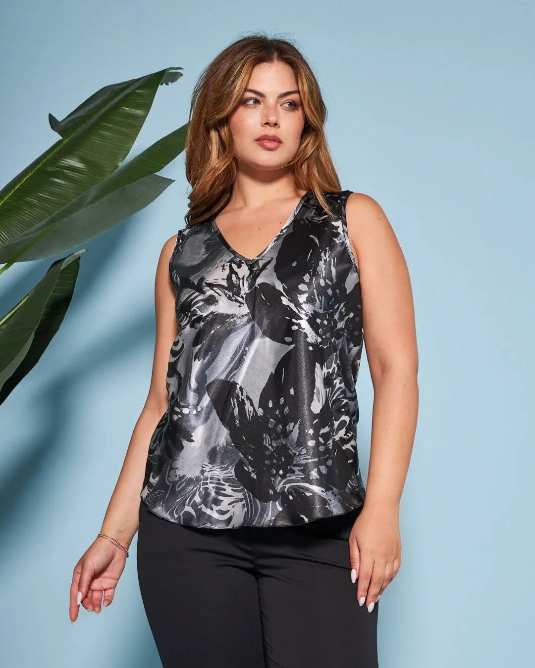 Top smanicato in raso con fantasia multicolore e scollo a V. NERO DORABELLA