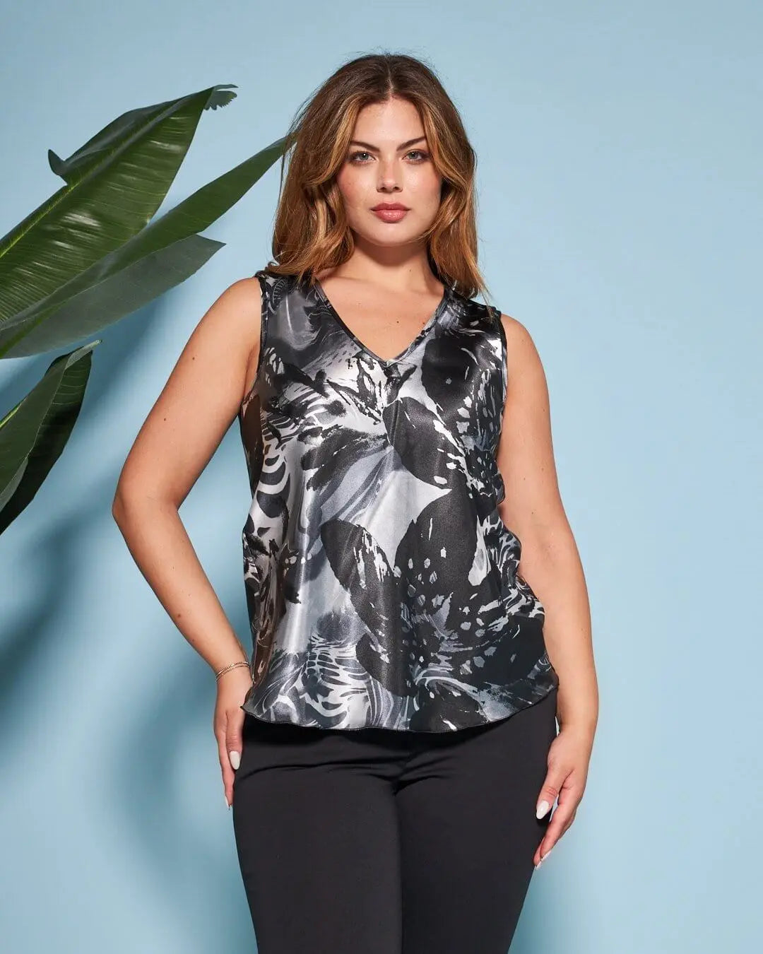 Top smanicato in raso con fantasia multicolore e scollo a V. NERO DORABELLA