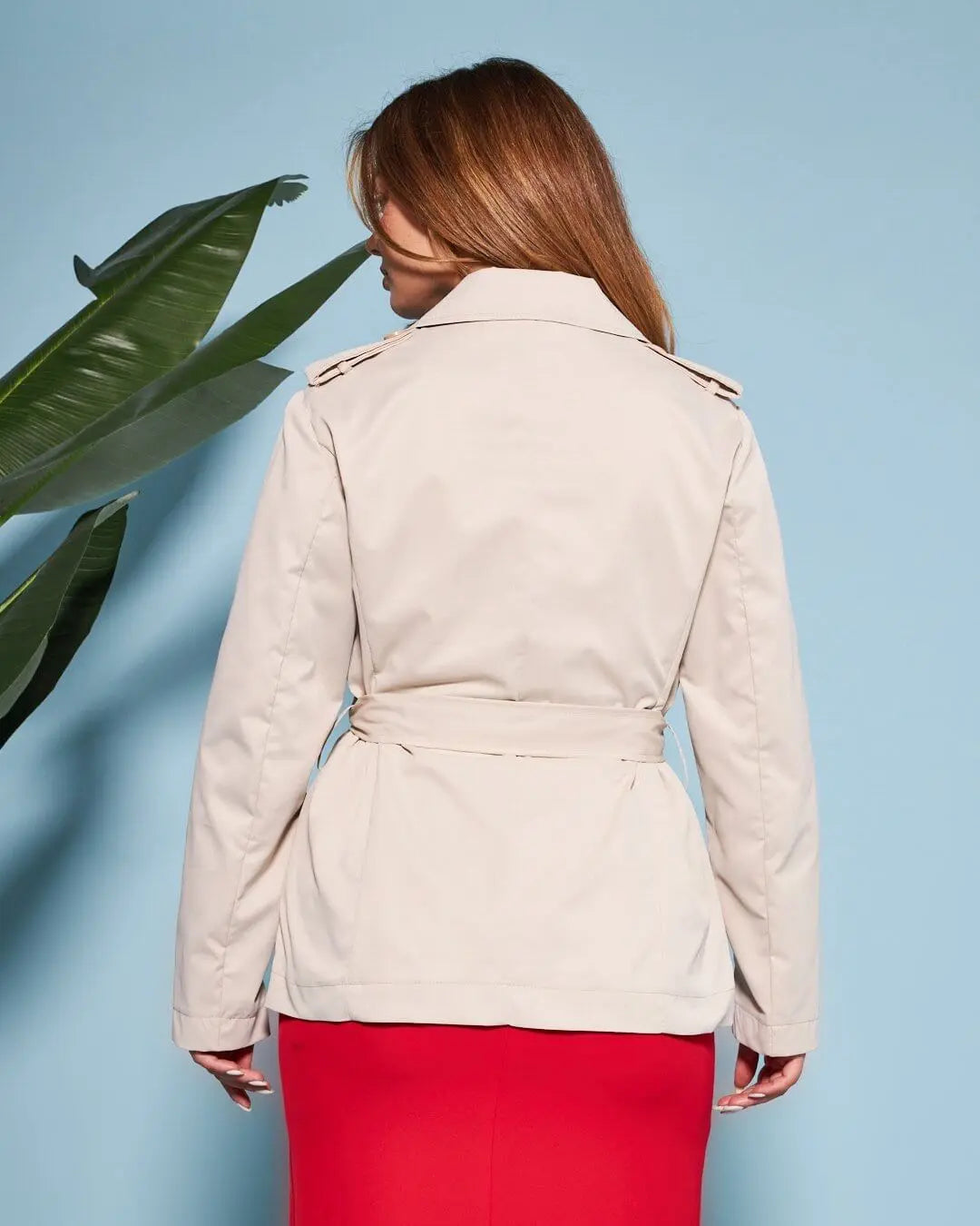 Trench doppiopetto corto in nylon tinta unita con cintura in vita. BEIGE DORABELLA