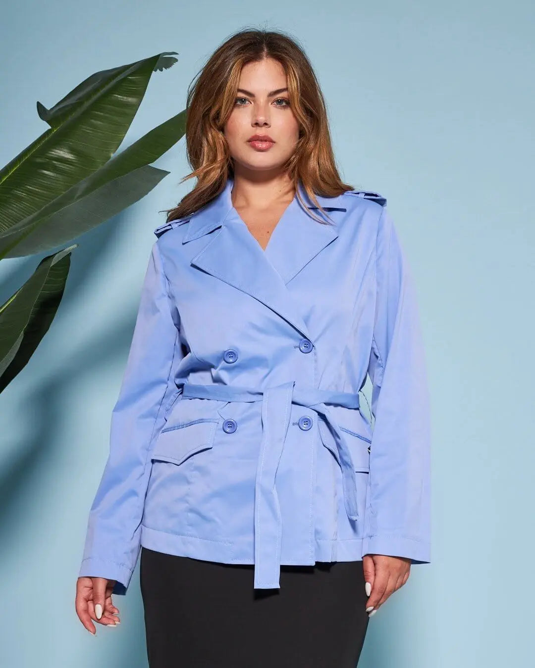 Trench doppiopetto corto in nylon tinta unita con cintura in vita. LILLA DORABELLA