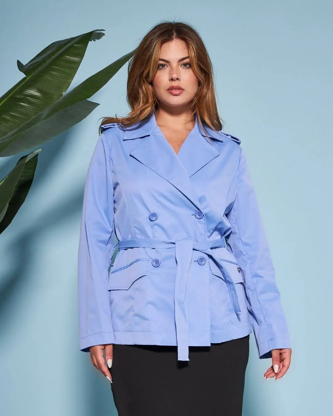 Trench doppiopetto corto in nylon tinta unita con cintura in vita. LILLA DORABELLA