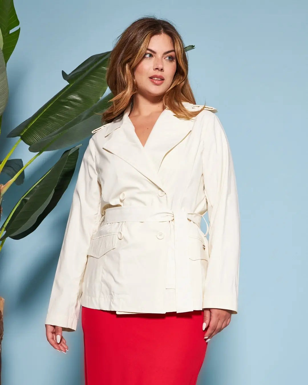 Trench doppiopetto corto in nylon tinta unita con cintura in vita. PANNA DORABELLA