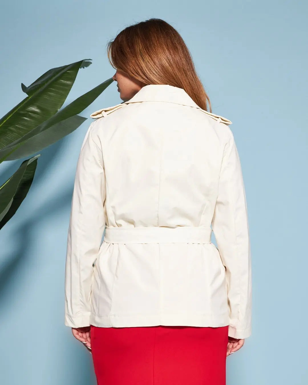 Trench doppiopetto corto in nylon tinta unita con cintura in vita. PANNA DORABELLA