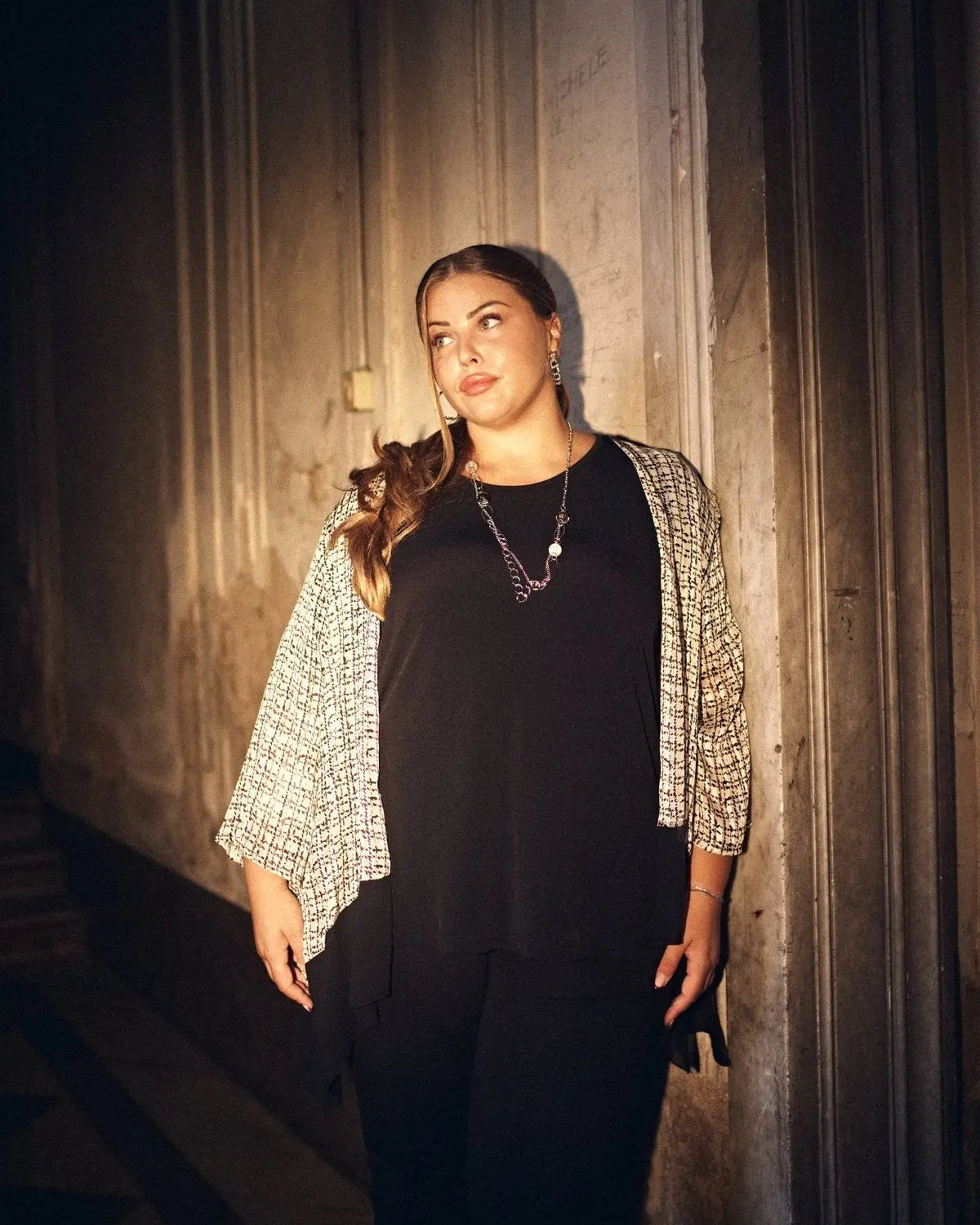 Twinset coordinato con spolverino stampato e blusa a tinta unita con collana accessorio BIANCO-NERO DORABELLA PIU'