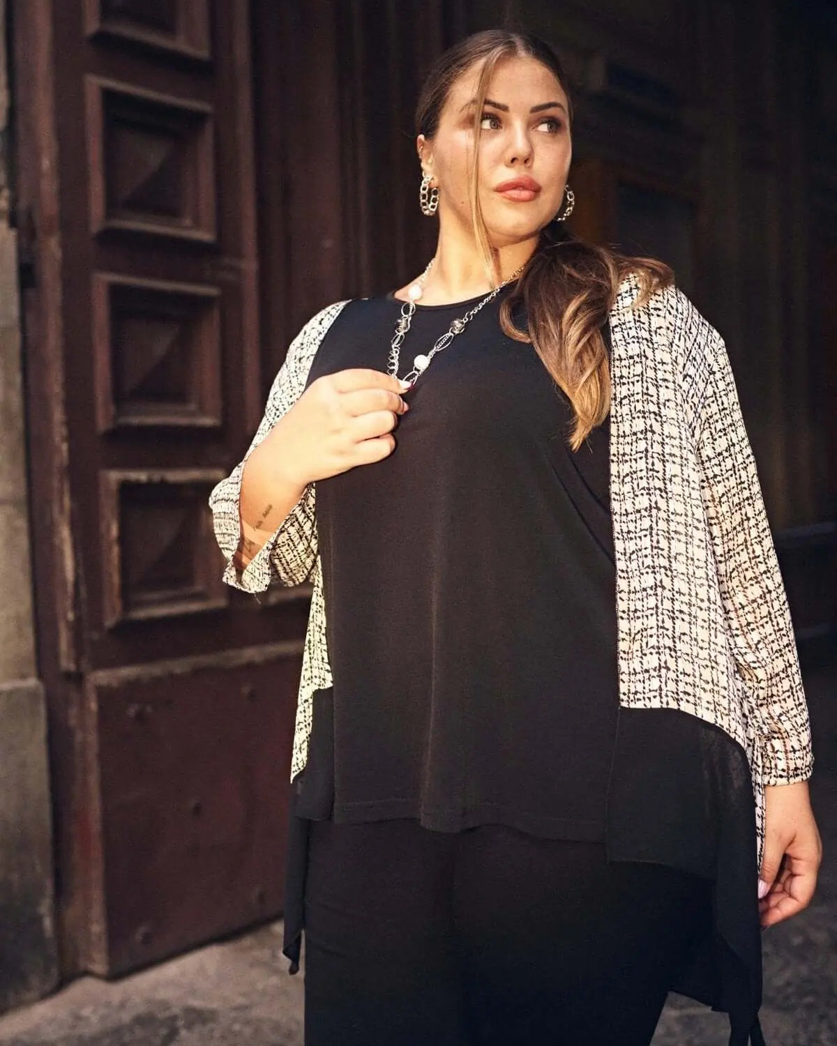 Twinset coordinato con spolverino stampato e blusa a tinta unita con collana accessorio BIANCO-NERO DORABELLA PIU'