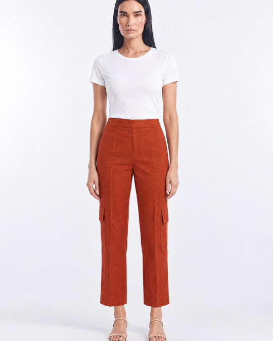 Pantalone pinocchietto con tasconi laterali in cotone - indossato frontale