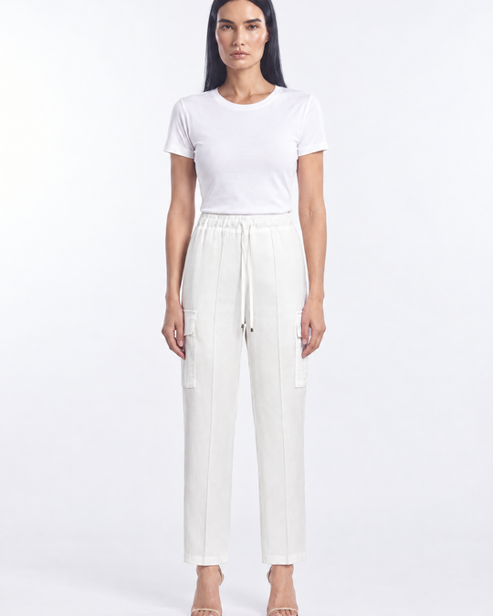 Pantalone cargo a gamba dritta in lyocell tinta unita con coulisse in vita. BIANCO - indossato frontale