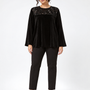 Blusa in velluto con inserto in pizzo ricamato NERO - indossato frontale