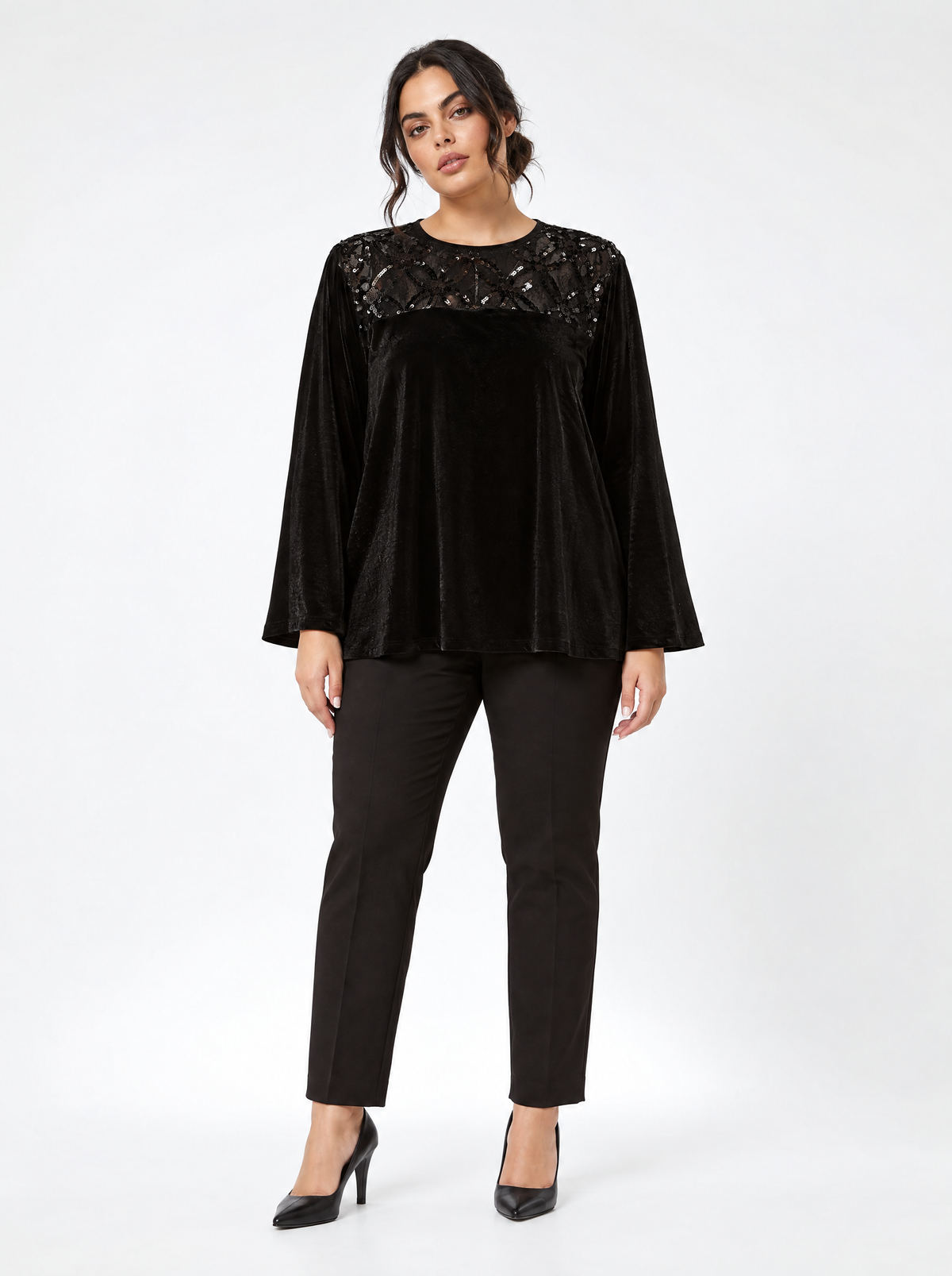 Blusa in velluto con inserto in pizzo ricamato NERO - indossato frontale