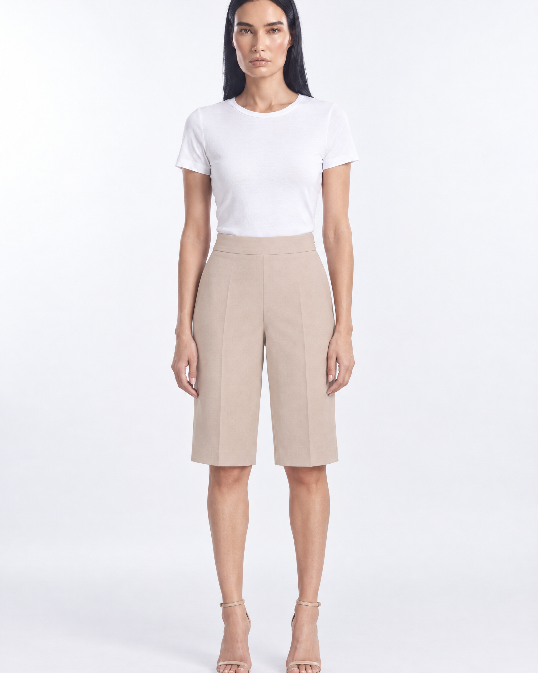 Bermuda in cady elasticizzato tinta unita con chiusura zip laterale - indossato frontale