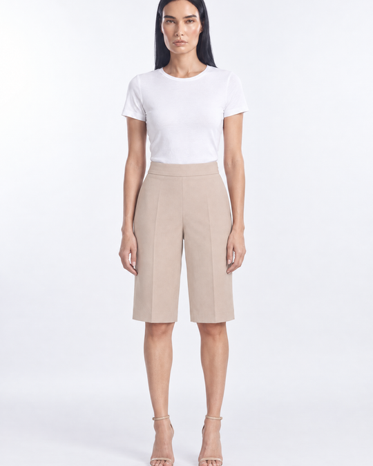 Bermuda in cady elasticizzato tinta unita con chiusura zip laterale - indossato frontale